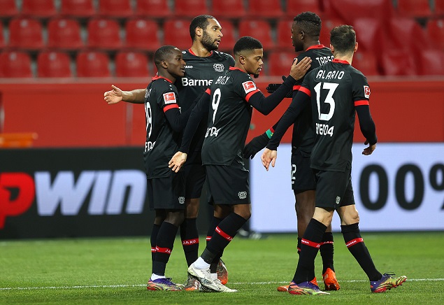 Bayer 04 Leverkusen besiegte Borussia Dortmund mit 2: 1 und gewann die Unterstützung des Publikums